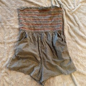 Strapless jumper. Shorts.